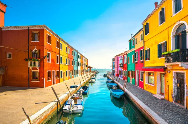 Benátky památka, Burano ostrov kanál, barevné domy a čluny, — Stock fotografie