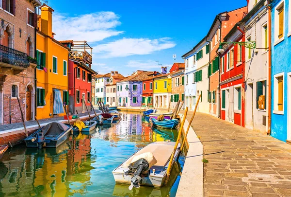 Venecia punto de referencia, Burano canal de la isla, casas de colores y barcos, —  Fotos de Stock