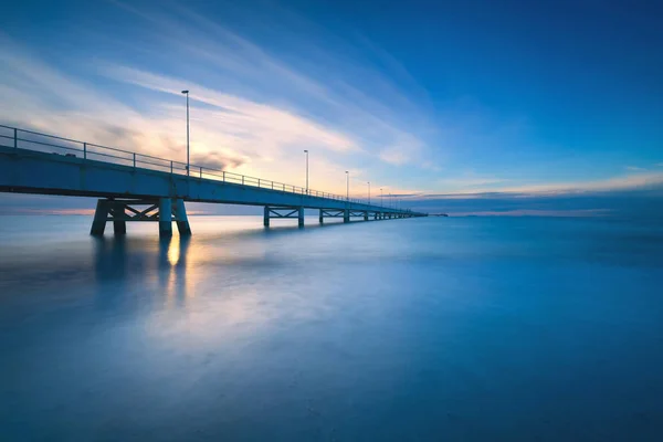 Industriële pier op de zee. zijaanzicht. lange blootstelling fotografie — Stockfoto