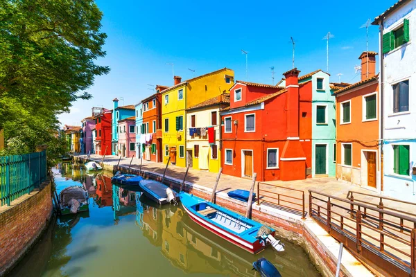 Burano island canal, färgglada hus och båtar, Venedig, Italien — Stockfoto