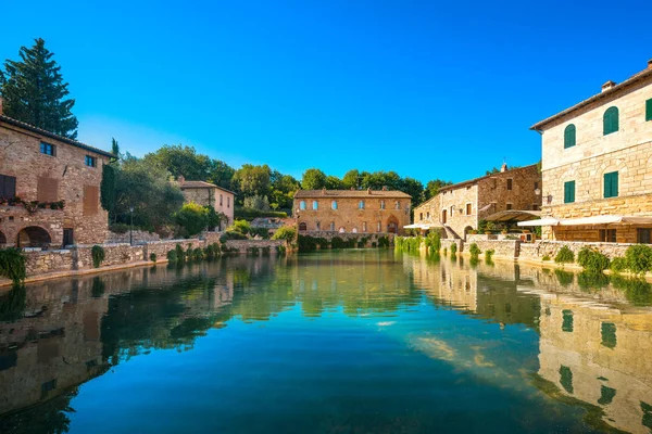 Bagno Vignoni vila banhos termais medievais ou piscina quente. Toscana — Fotografia de Stock