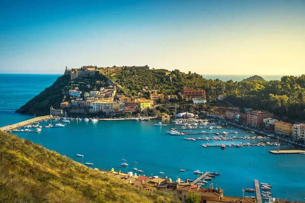 Porto ercole Dorf und Hafen in einer Meeresbucht. Luftbild, argen — Stockfoto