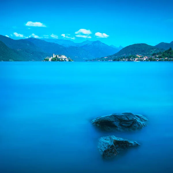 Lake Orta landschap. Orta San Giulio dorp en eiland Isola S. — Stockfoto