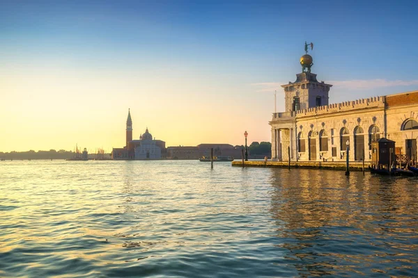 Velencei lagúna, a San Giorgio-templom és a Punta della Dogana: sunr — Stock Fotó