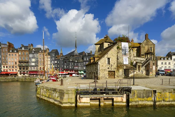 HONFLEUR, NORMANDY / FRANCE - MAY 23, 2013: Old village and harb — Stock Photo, Image