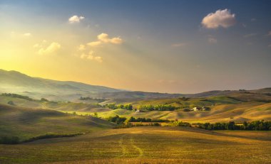 Volterra panorama, tepeler, ağaçlar ve güneş, yeşil alanlar