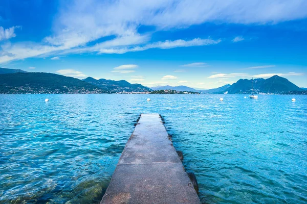 Isola Bella konkrét jetty vagy a mólón, a Maggiore-tó, Borromean én — Stock Fotó