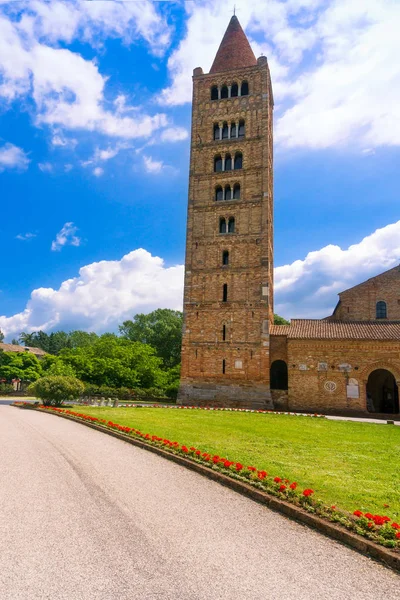 Abadía de Pomposa, iglesia medieval y torre campanario. Codigoro Fer — Foto de Stock