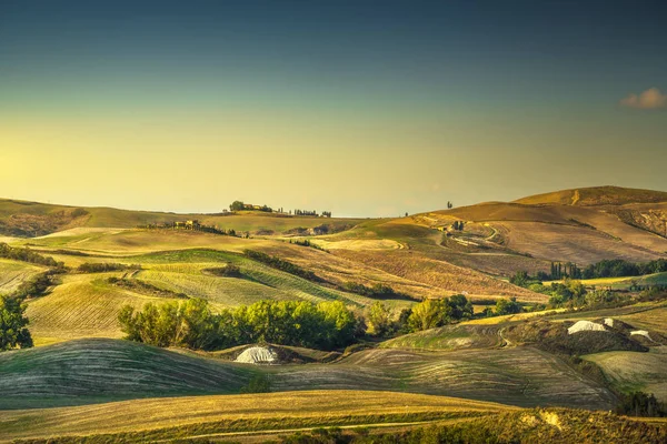 Volterra panorama, böljande kullar, träd och gröna fält på Solar — Stockfoto