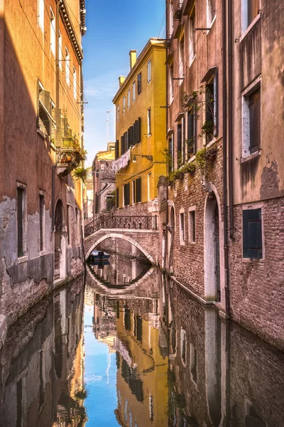 Veneza paisagem urbana, edifícios, canal de água e ponte. Itália — Fotografia de Stock
