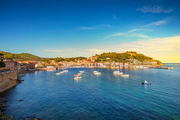 Elba Adası, Porto Azzurro Köyü defne görünümü. Toskana, İtalya. — Stok fotoğraf