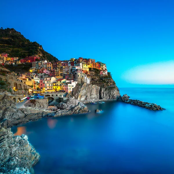 Manarola village, rotsen en de zee. Cinque Terre, Italië. Lange Expos — Stockfoto