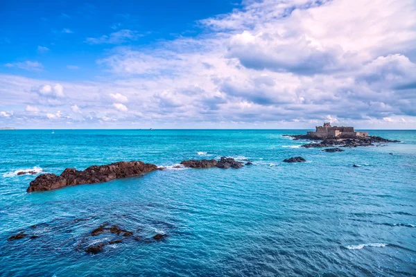 Saint malo fort Narodowego i skały, wysoka fala. Brittany, Francja. — Zdjęcie stockowe