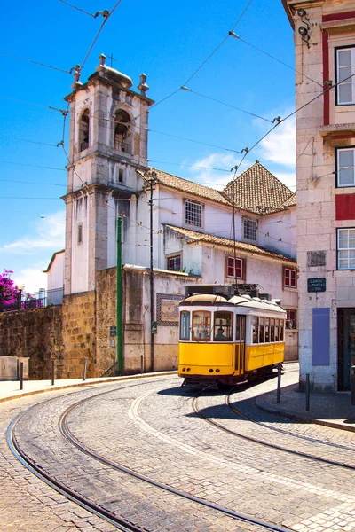 Tram Lisbona sulla rete tranviaria urbana. Strada del distretto di Alfama. Por — Foto Stock