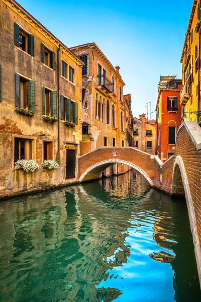 Venecia paisaje urbano, edificios, canal de agua y puente. Italia — Foto de Stock