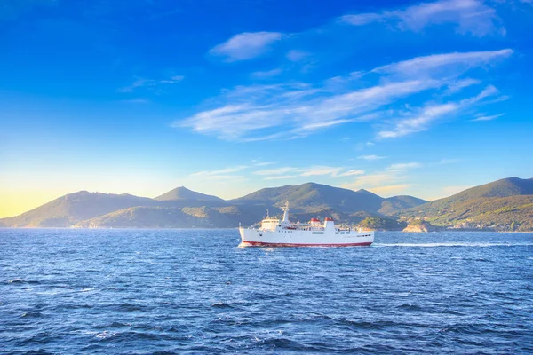 Elba island morning view and ferry boat. Mediterranean sea. Ital — Stock Photo, Image