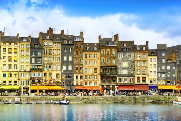 HONFLEUR, NORMANDY / FRANCE - MAY 23, 2013: The picturesque old — Stock Photo, Image