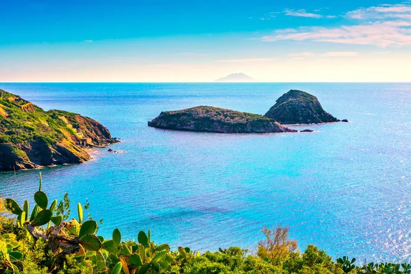 Isola d'Elba, Spiaggia dell'Innamorata e isolotti Gemini vista Capoliveri — Foto Stock