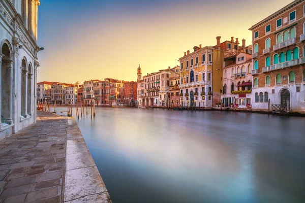 Velence canal napkeltekor. Hosszú expozíció. Olaszország — Stock Fotó