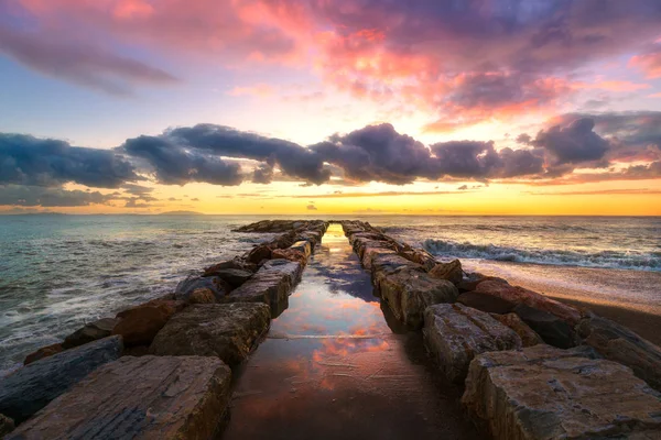 Molo v pobřeží Maremmy. Marina di Cecina, Toskánsko, Itálie — Stock fotografie