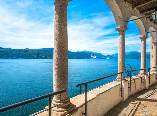 Hermitage nebo Eremo Santa Caterina del s výhledem na jezero Maggiore — Stock fotografie