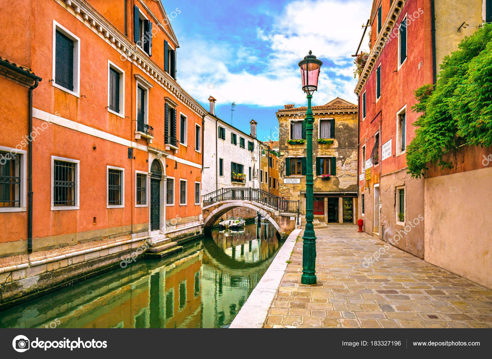 ヴェネツィアの街並み、建物や運河橋イタリア \u2014 ストック写真