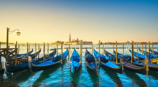 Laguna de Venecia, iglesia de San Giorgio, góndolas y postes. Italia — Foto de Stock