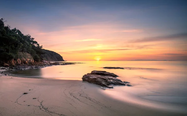 Pôr do sol na praia da Baía Cala Violina em Maremma, Toscana. Mediterrâneo — Fotografia de Stock