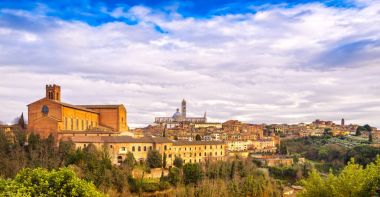 Siena günbatımı panoramik manzarası. San Domenico ve Duomo Katedrali