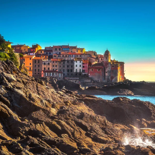 Tellaro rocas y pueblo en el mar. Cinque terre, Ligury Italia — Foto de Stock