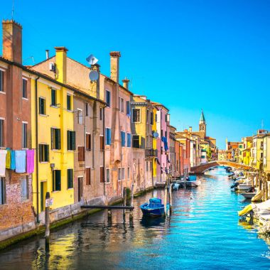 Chioggia şehir Venedik lagün, su kanalı ve kilise. Veneto