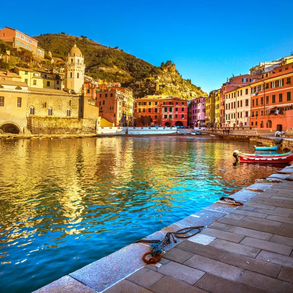 Vernazza vesnice, kostel, lodě a moře přístav na západ slunce. Cinque — Stock fotografie