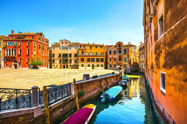 Venedik cityscape, Campo S Anzolo kare ve su kanalı. İtalya. — Stok fotoğraf