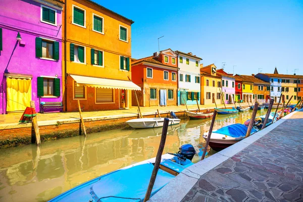 Burano island canal, färgglada hus och båtar, Venedig, Italien — Stockfoto