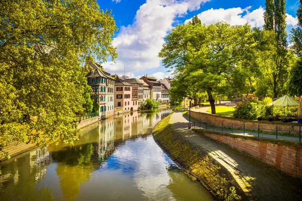 Strasbourg, vannkanal i Petite France-området, Unesco-området. Alsa – stockfoto