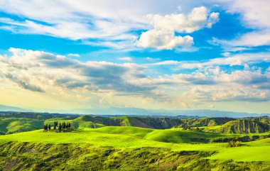 Tuscany rural günbatımı manzara. kırsal çiftlik, beyaz yol bir
