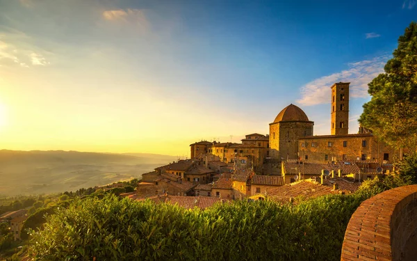 Toskana, Stadtsilhouette von Volterra, Kirche und Sonnenpanorama — Stockfoto