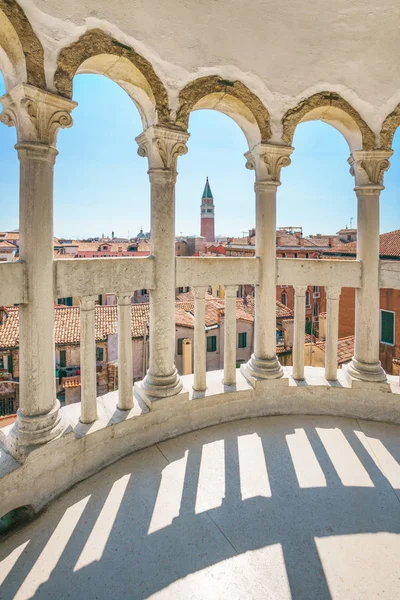 Vista de São Marcos campanile do Palazzo Contarini em Veneza Itália — Fotografia de Stock