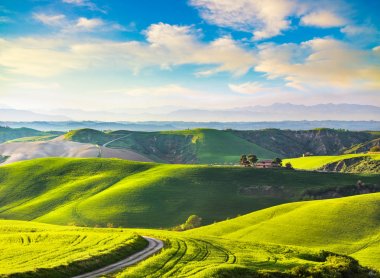 Tuscany rural günbatımı manzara. kırsal çiftlik, beyaz yol bir