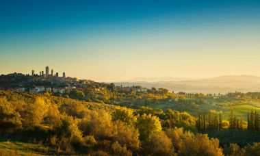 San Gimignano ortaçağdan kalma şehir manzarası ve peyzaj kuleleri. Tuscan