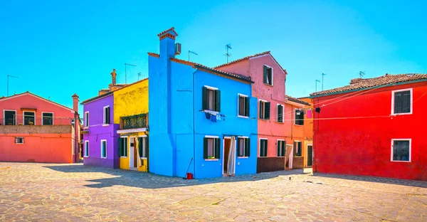 Venedig landmärke, ön Burano fyrkantig och färgglada hus, Italien — Stockfoto
