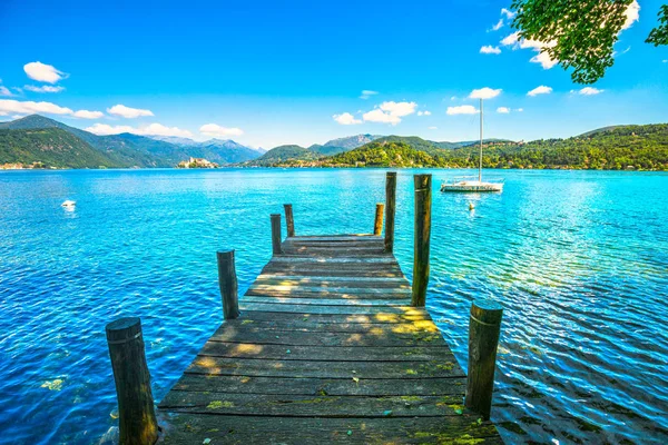 Paisaje del lago Orta. Muelle de madera o embarcadero y Orta San Giulio vi — Foto de Stock