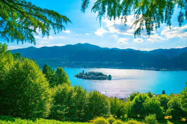 Eine Seenlandschaft. San Giulio Blick auf die Insel Sacro Monte. es — Stockfoto