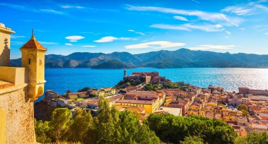 Elba Adası, Portoferraio fort havadan görünümden. Deniz feneri ve 