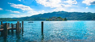 Orta göl manzara. San Giulio Island Isola view dock üzerinden,