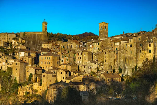 Toscane, Sorano village médiéval heure bleue coucher de soleil panorama. Ital — Photo