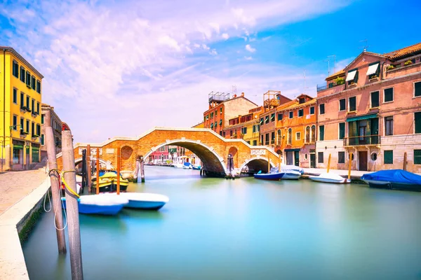 Venetië, water aquaduct en brug in Cannaregio. Italië. — Stockfoto