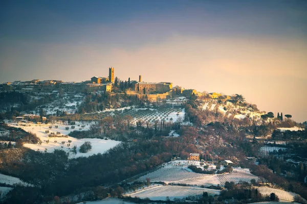 Tuscany'de, kar Radicondoli Köyü, kış panorama. Siena, bu — Stok fotoğraf