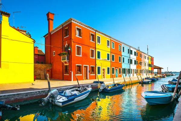 Benátky památka, Burano ostrov kanál, barevné domy a čluny, — Stock fotografie