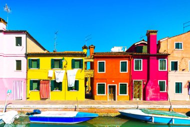 Venedik tarihi, Burano adası kanalı, renkli evler ve tekneler.,